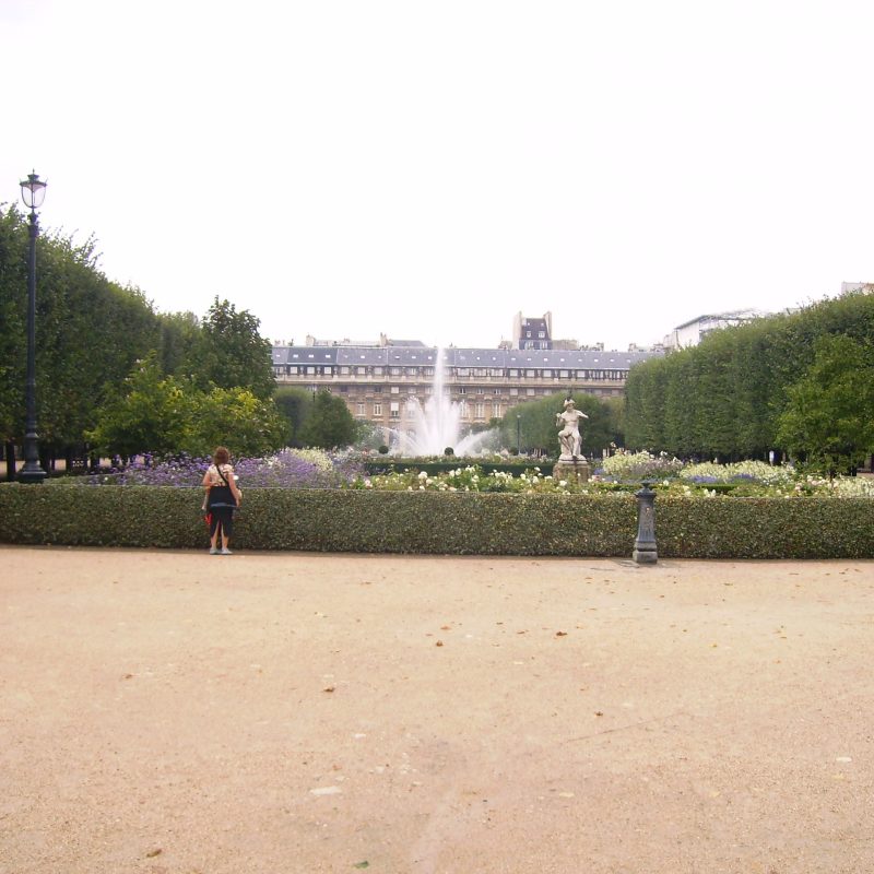 Image of the gardens of the Royal Palace in Paris, with its flower beds, fountains, and well-kept trees