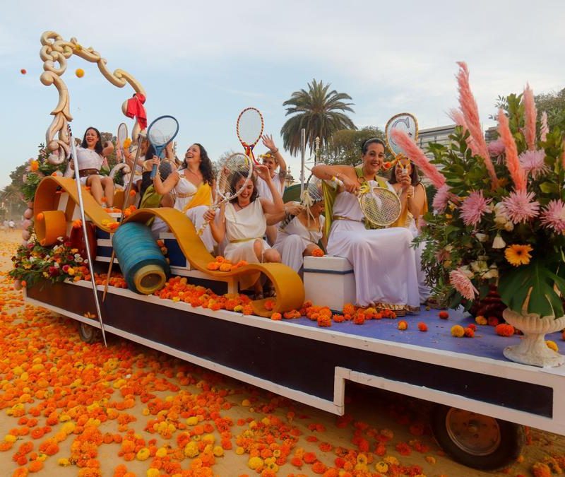 Carroza de mujeres en la Batalla de las Flores durante la Feria de Julio de Valencia, decorada con flores y desfilando por las calles festivas