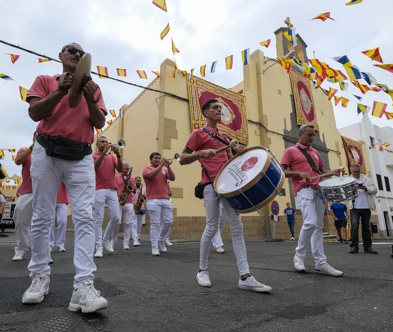 Una banda de música callejera actuando en honor a las Fiestas del Carmen en Las Palmas, capturando la esencia del verano y las festividades culturales