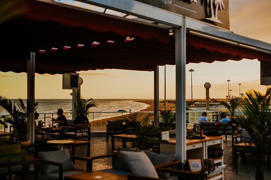 Imagen del interior de un restaurante con vista a la playa en Las Palmas de Gran Canaria