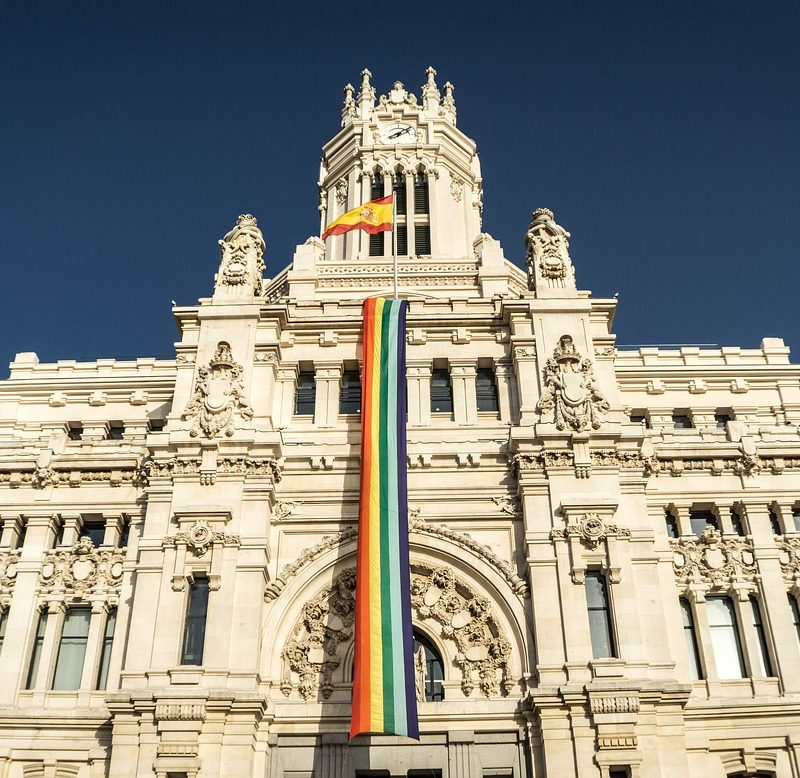 Façade de l'Hôtel de Ville de Madrid avec le drapeau de la fierté LGBTQ+ déployé