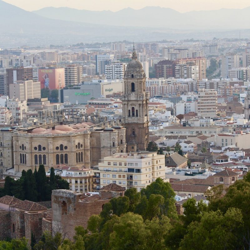 Image of the city of Malaga in the background