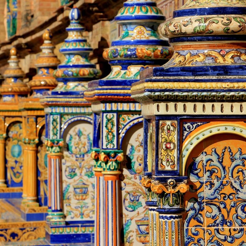 Imagen de los impresionantes mosaicos de la Plaza de España en Sevilla, destacando su belleza arquitectónica y artística