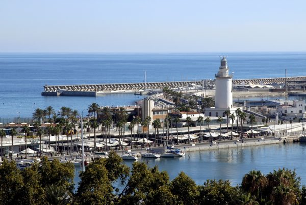Faro de Málaga en el puerto, capturando la esencia del verano y la rica cultura de la ciudad