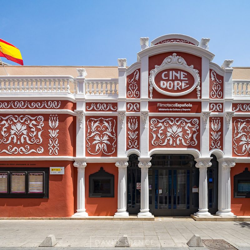 Vista exterior del cine Doré en Madrid, con su fachada elegante y sus detalles arquitectónicos distintivos