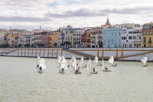 Un tournoi de voile sur le fleuve Guadalquivir lors des festivités de la Velá de Santa Ana