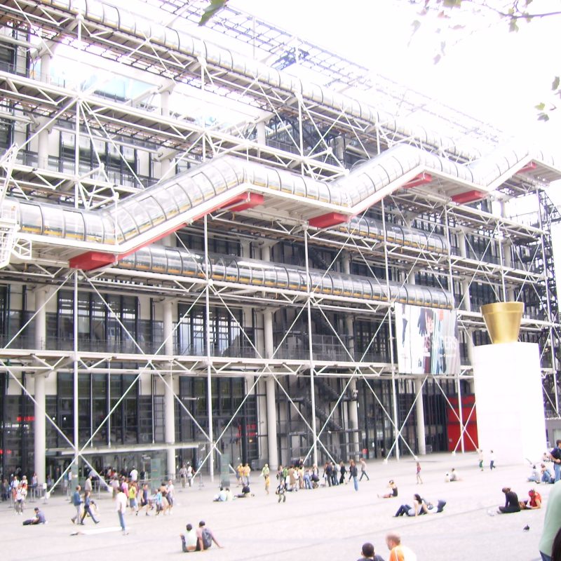 Detalle de la fachada del Centro Pompidou en París, destacando sus tubos y estructuras colorida