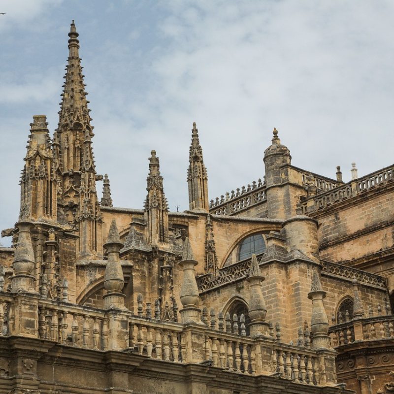 Vista de un detalle arquitectónico de la catedral de Sevilla, con su imponente estructura gótica y adornos elaborados