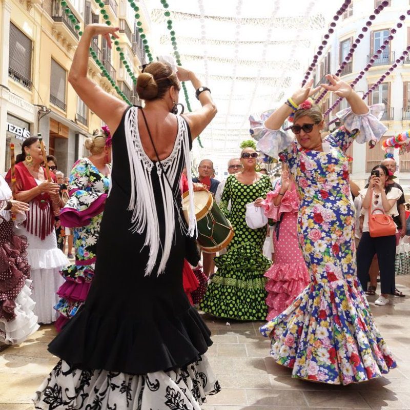 Des femmes dansant des sevillanes avec des costumes traditionnels lors de la Feria de Málaga