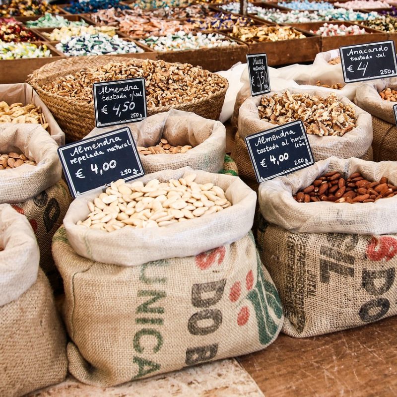 Visiteurs explorant les stands d'un marché animé à Palma de Majorque par une journée ensoleillée d'août