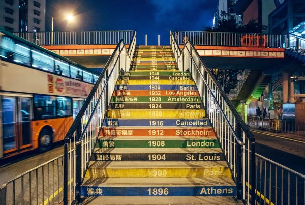 Escaleras de Colores: Celebrando los Juegos Olímpicos París 2024