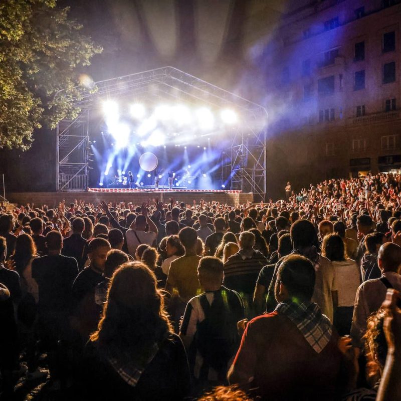 A lively concert during the San Sebastián’s Big Week, with a large crowd enjoying the music and festive atmosphere