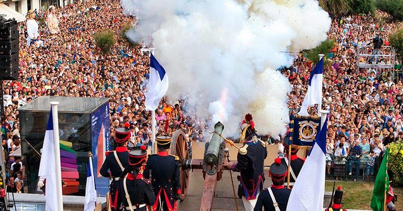 Le coup de canon est tiré pendant la fête de la Grande Semaine de Saint-Sébastien, marquant le début des célébrations animées avec une foule enthousiaste