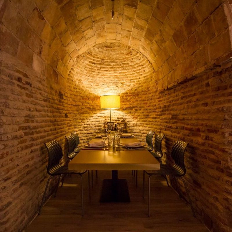 Intérieur de la Bodega de los Secretos à Madrid, montrant ses murs en briques anciennes et son ambiance chaleureuse et intime