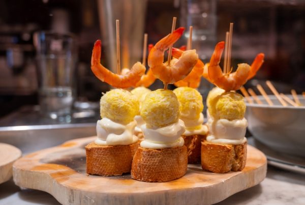 Plato con varios pintxos tradicionales en un bar de San Sebastián