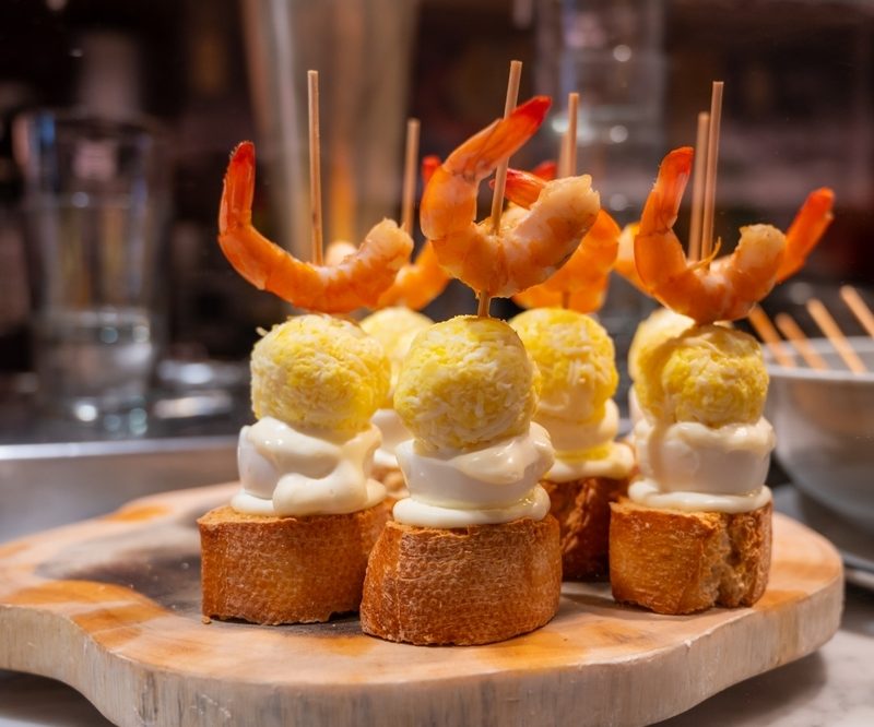 Plato con varios pintxos tradicionales en un bar de San Sebastián