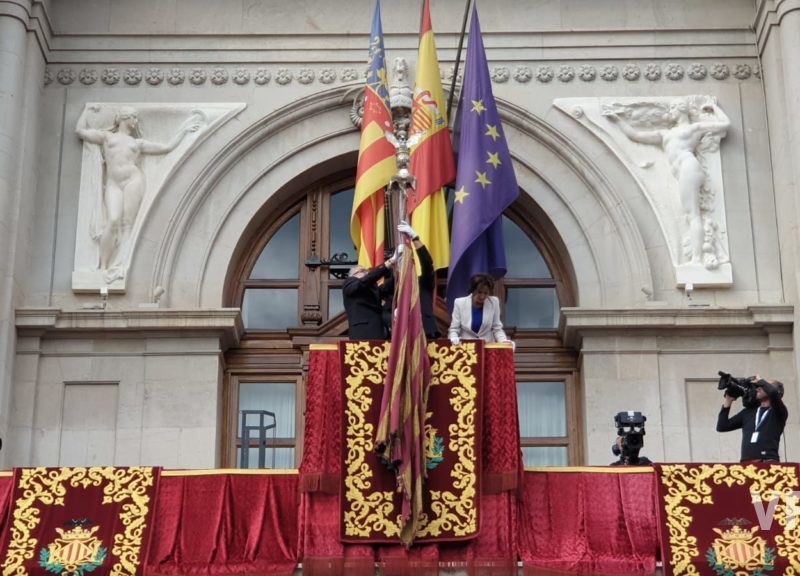 La Senyera de la Communauté Valencienne descend du balcon de l'Hôtel de Ville de Valence, symbole de la fête locale