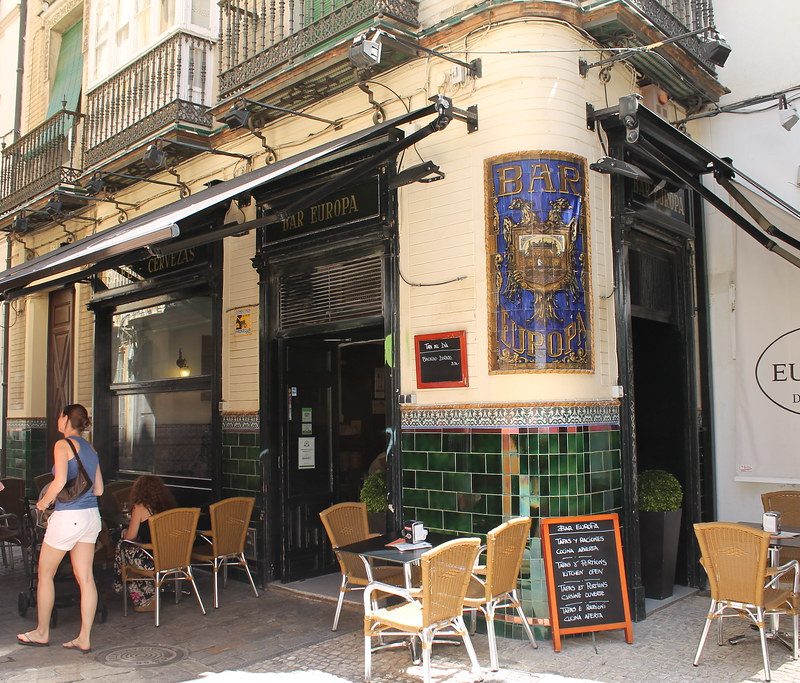 Vue extérieure du Bar Europa à Séville, l'un des bars les plus anciens de la ville, célèbre pour son charme historique et ses tapas traditionnelles