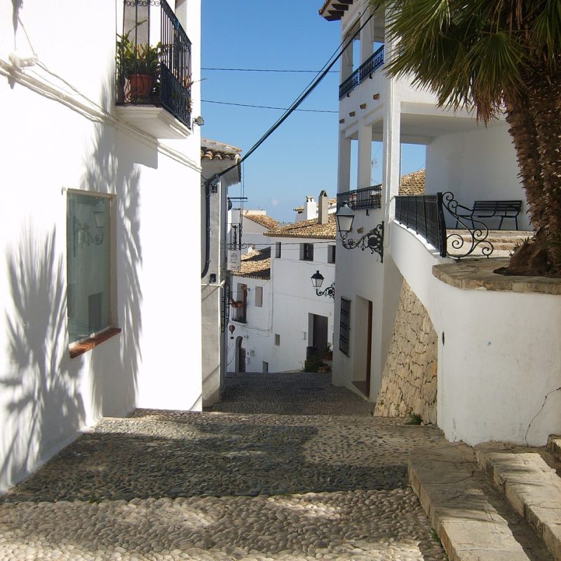 ista de las casas blancas del pintoresco pueblo de Altea, con sus calles estrechas y casas tradicionales de estilo mediterráneo