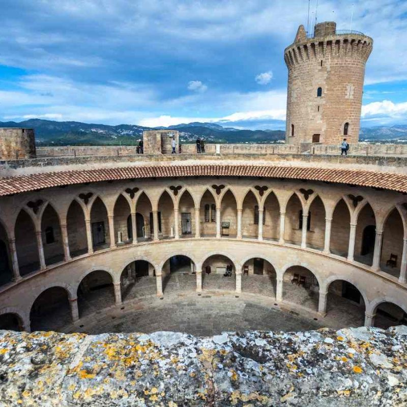 Vista del interior circular del Castillo de Bellver en Palma de Mallorca, con sus arcos y patio central