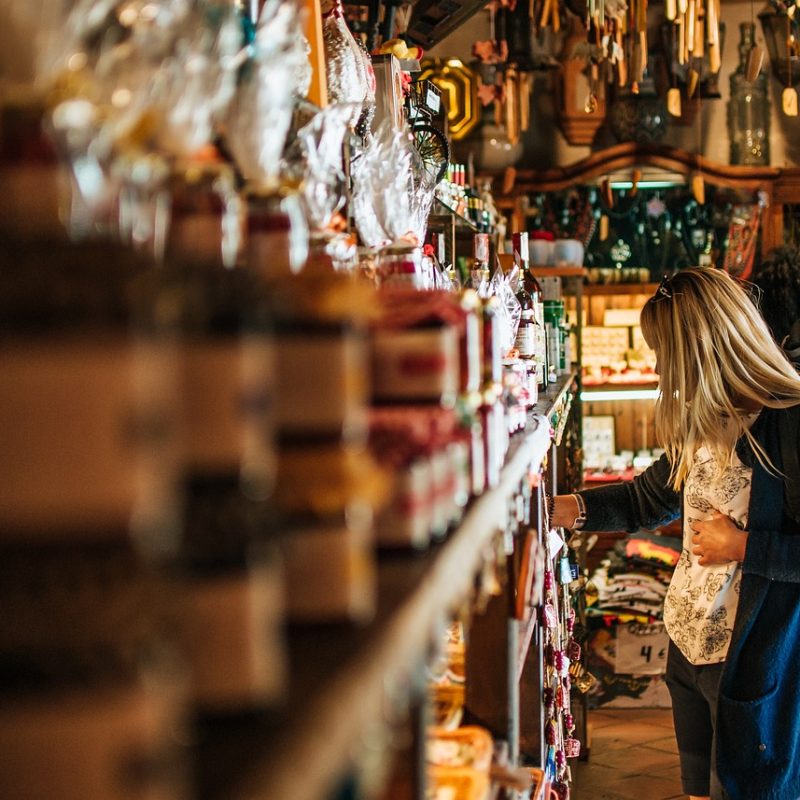 Femme en train de faire des achats à l'intérieur d'une boutique à Las Palmas, examinant les articles disponibles