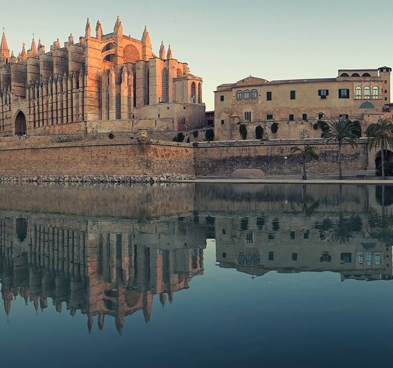 Vue de la cathédrale de Palma de Mallorca surplombant la mer Méditerranée