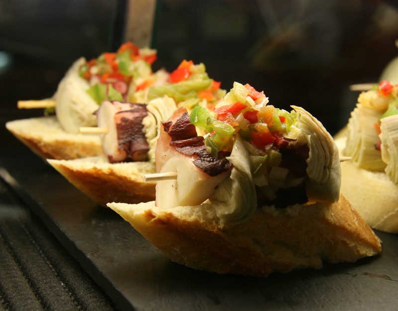 Pintxos typiques de San Sebastián disposés sur le comptoir d’un bar