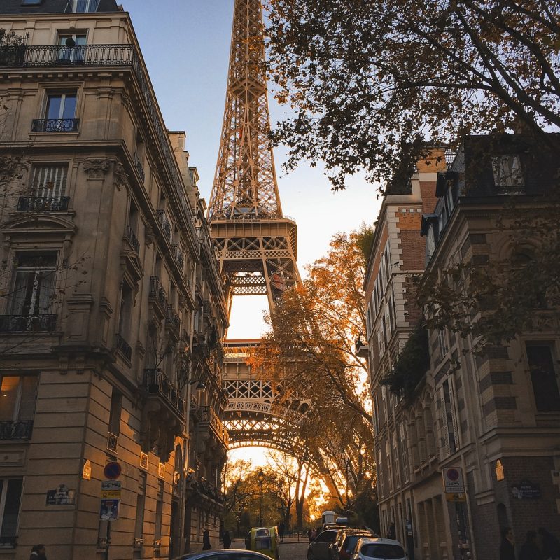 Vue de la Tour Eiffel à travers une rue au coucher du soleil