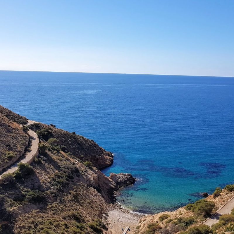 Montaña con una pequeña carretera en una ruta de senderismo en Benidorm