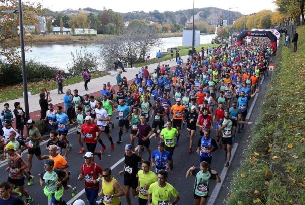 Corredores participando en la Carrera Behobia en San Sebastián, con energía y determinación en plena competición