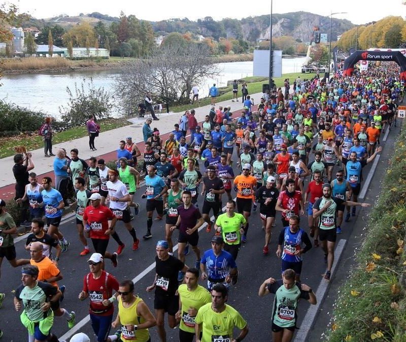 Corredores participando en la Carrera Behobia en San Sebastián, con energía y determinación en plena competición