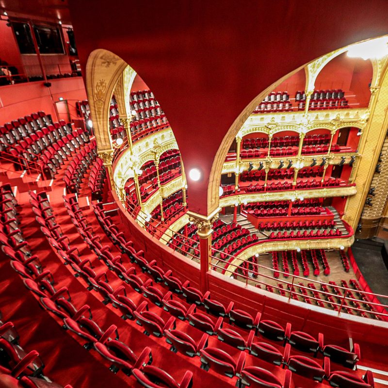 Vista interior del Théâtre du Châtelet en París, preparado para eventos culturales de noviembre 2024