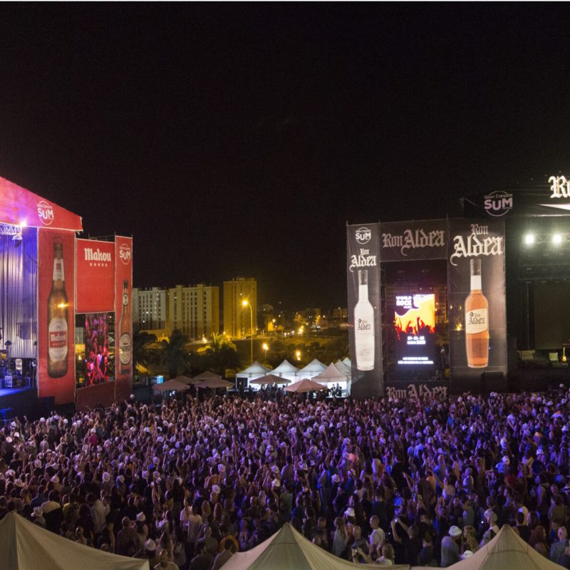 Vista del Gran SUM Festival en Las Palmas de Gran Canaria, con música y actividades al aire libre