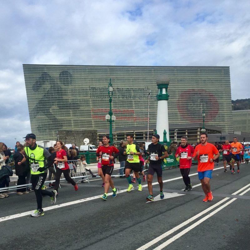 Participants de la course Behobia à Saint-Sébastien passant devant le Kursaal