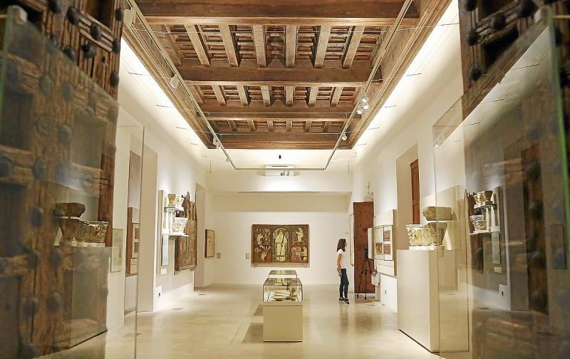 Interior de un museo en Palma de Mallorca, con exposiciones y obras de arte