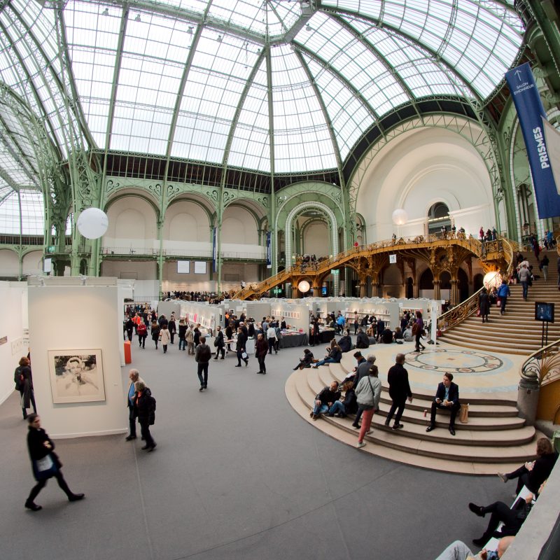 Intérieur de l'exposition Paris Photo 2024, avec des visiteurs regardant les œuvres exposées