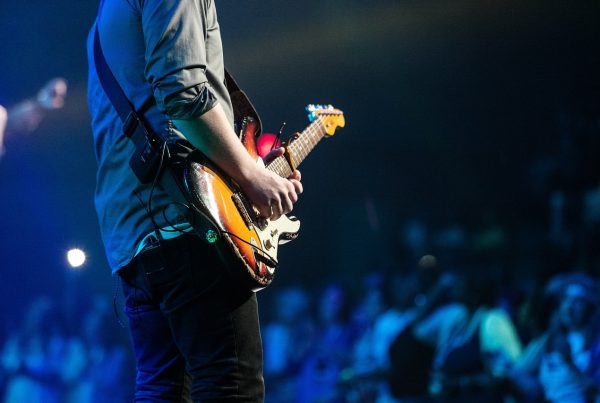 Cantante en el escenario con guitarra durante un concierto