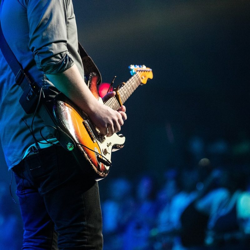 Cantante en el escenario con guitarra durante un concierto