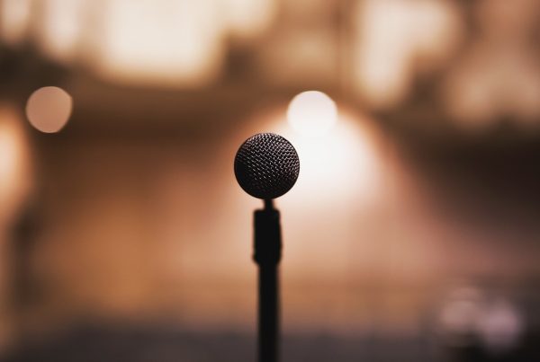 Microphone sur scène pendant un concert