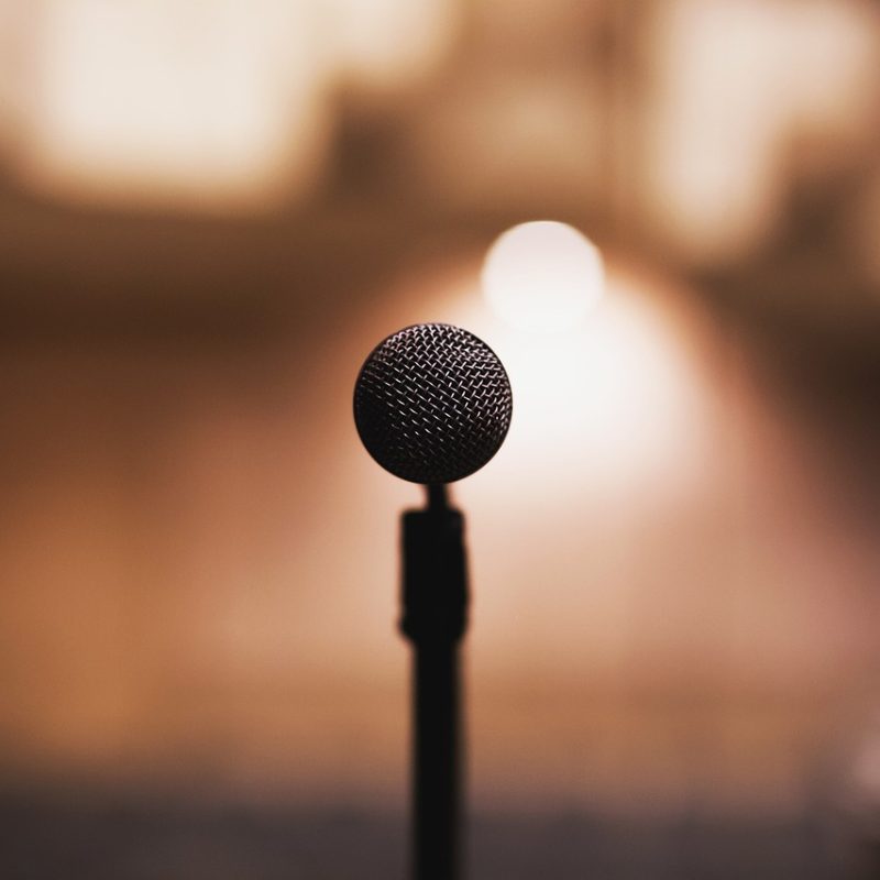 Microphone sur scène pendant un concert