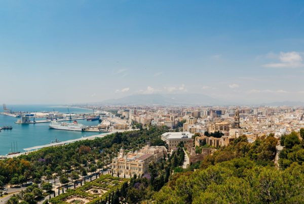 Vistas panorámicas de Málaga desde un mirador.