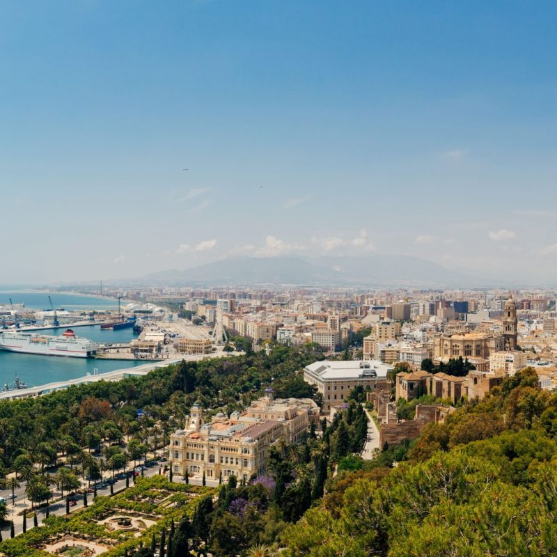 Vistas panorámicas de Málaga desde un mirador.