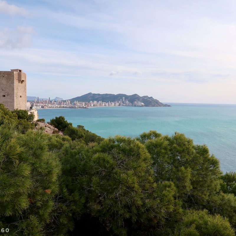 La Tour El Aguiló sur une route de randonnée à Benidorm