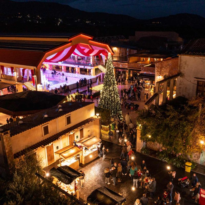 Vista aérea del centro de Mallorca decorado para Navidad, con luces y ambiente festivo, ideal para disfrutar de los eventos en Palma de Mallorca en diciembre 2024