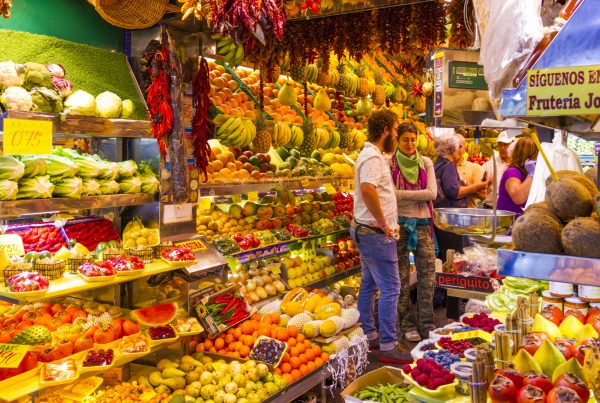 Puesto de frutas y verduras frescas en un mercado local de Las Palmas de Gran Canaria, mostrando productos frescos de la región