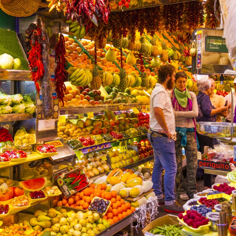 Puesto de frutas y verduras frescas en un mercado local de Las Palmas de Gran Canaria, mostrando productos frescos de la región