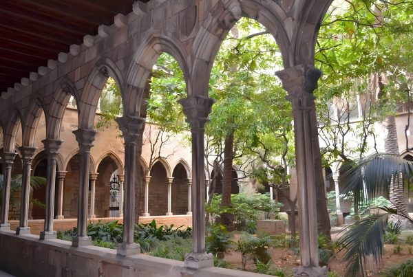 El claustro de la Iglesia de Santa Ana en Barcelona, un lugar tranquilo y lleno de historia, ideal para descubrir entre Los Rincones Secretos de Barcelona