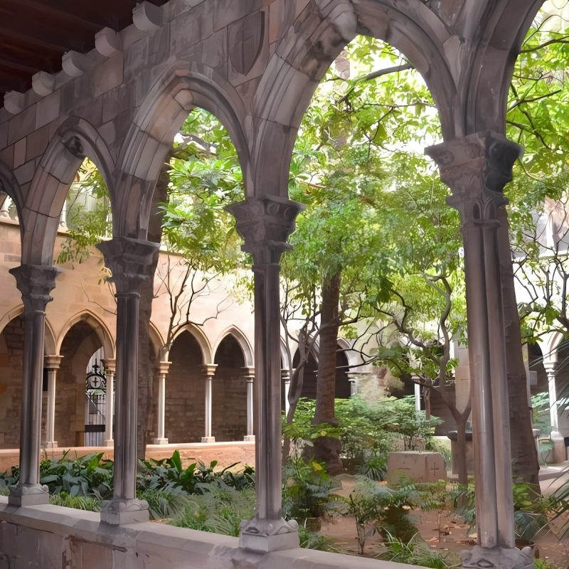 El claustro de la Iglesia de Santa Ana en Barcelona, un lugar tranquilo y lleno de historia, ideal para descubrir entre Los Rincones Secretos de Barcelona