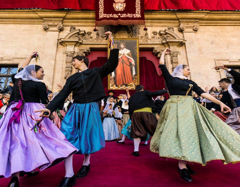 Des personnes dansant des danses traditionnelles à Palma de Majorque, un exemple typique des événements à Palma de Majorque en décembre 2024