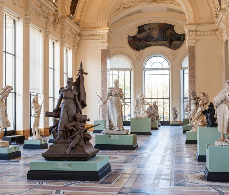 Esculturas en el interior de un museo en París, representando una de las opciones culturales destacadas entre los museos gratuitos en París